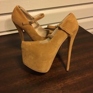 Camel suede pumps